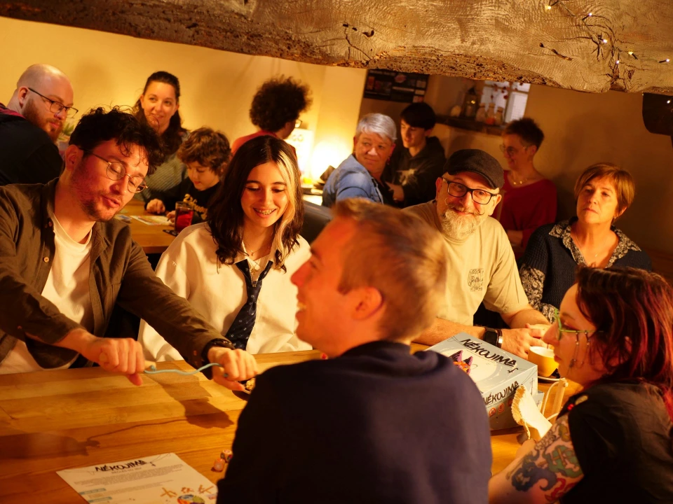 Des joueurs réunis autour d’une table Chez Donovan à Lavaur